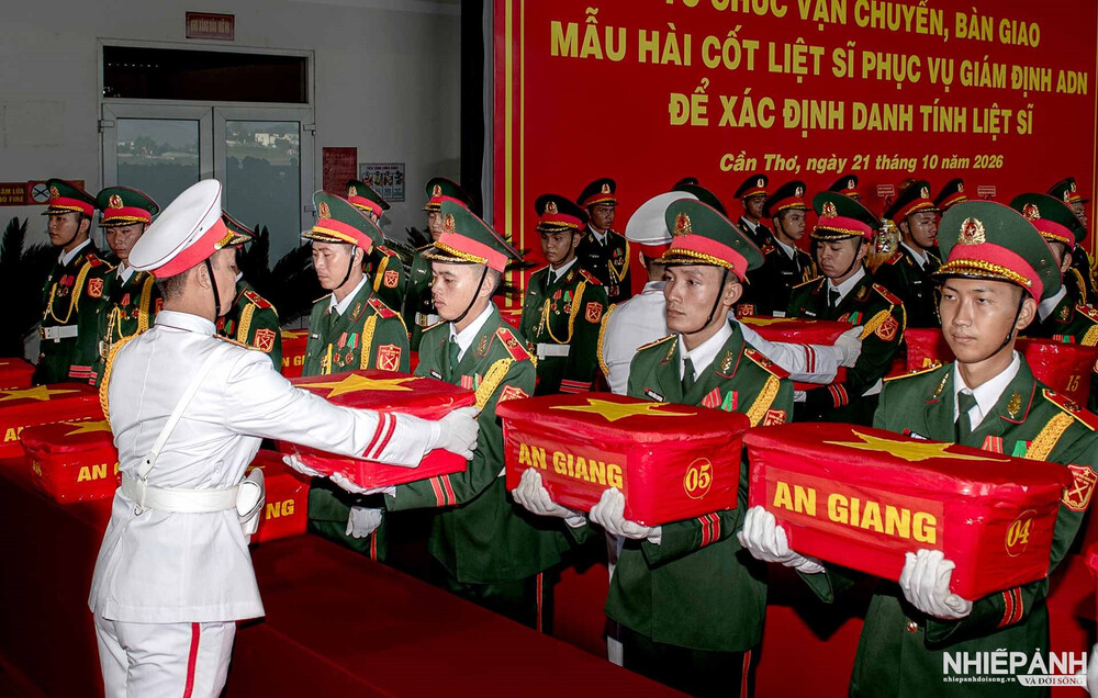 Vận chuyển 8.453 mẫu sinh phẩm hài cốt liệt sĩ từ Cần Thơ ra Hà Nội giám định ADN