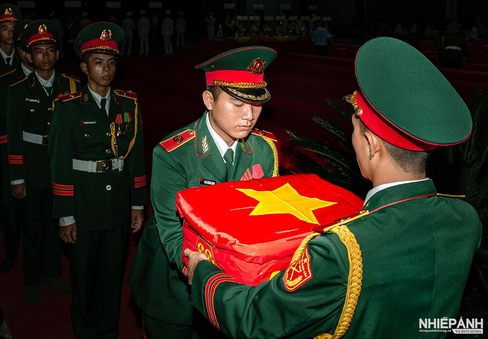 Vận chuyển 8.453 mẫu sinh phẩm hài cốt liệt sĩ từ Cần Thơ ra Hà Nội giám định ADN