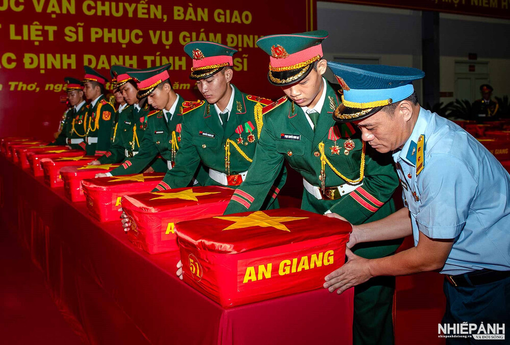 Vận chuyển 8.453 mẫu sinh phẩm hài cốt liệt sĩ từ Cần Thơ ra Hà Nội giám định ADN