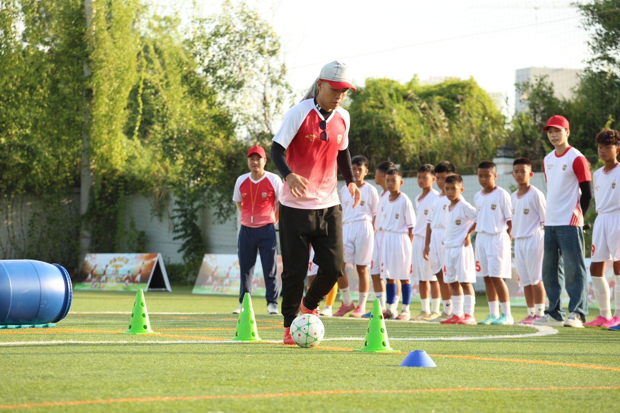 HLV Hồng Sơn, Lý Đức nâng độ khó bài tập, Top 16 “Cầu thủ nhí 2026” đối mặt thử thách mới