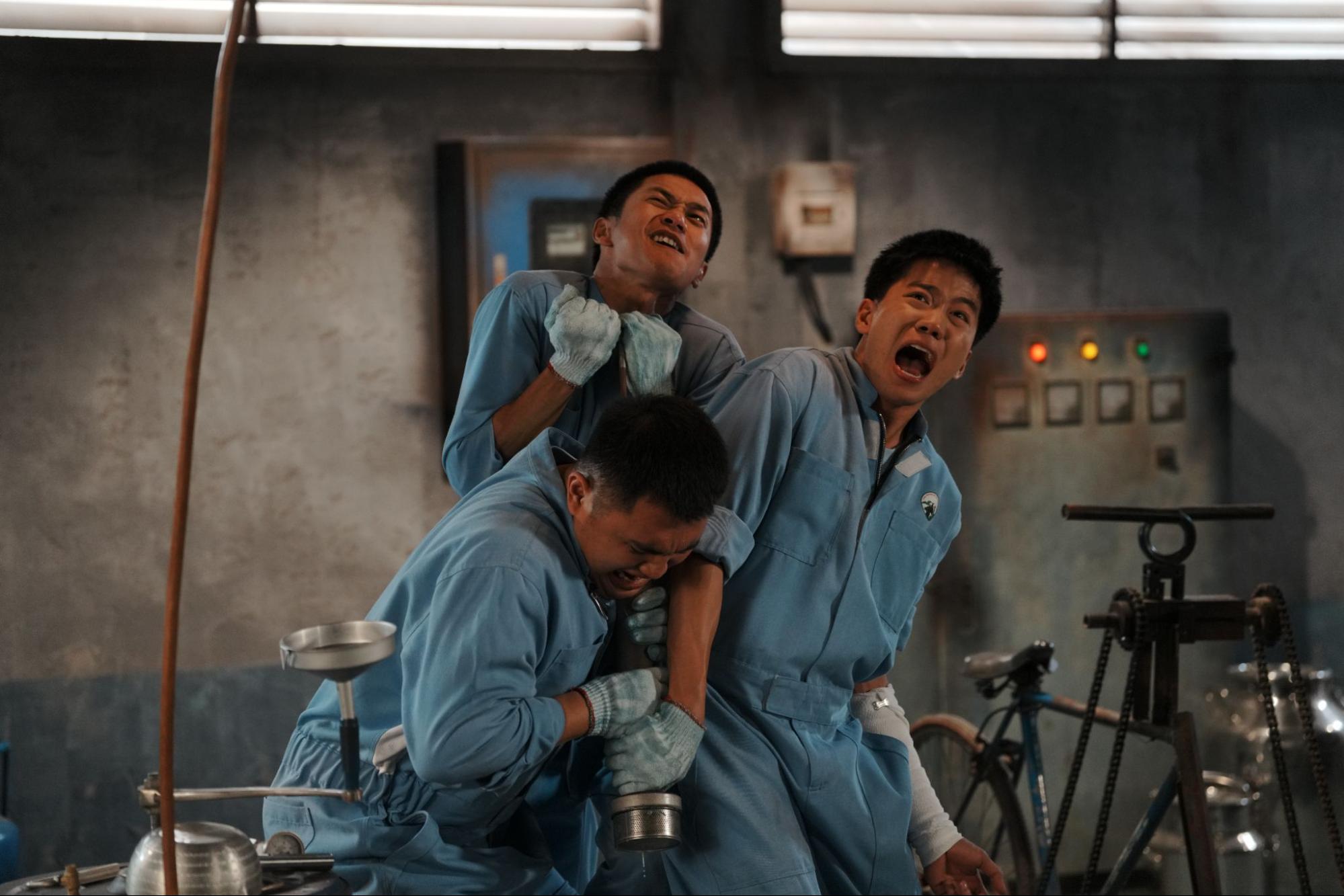 Sau hai phim trăm tỷ, Huy Tít gây bất ngờ với vai diễn “điên” nhất trong “Bò sữa bay”