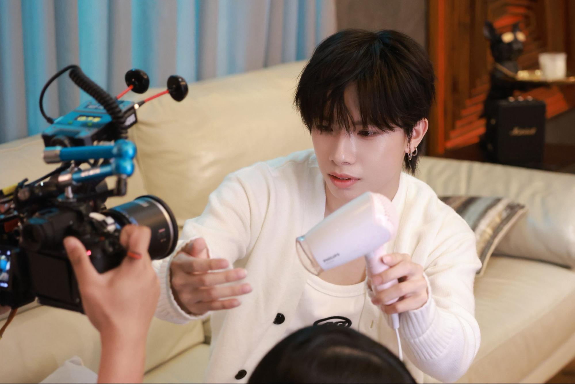 UPRIZE lần đầu trải nghiệm phim tương tác, diễn cảnh lãng mạn cùng cameraman