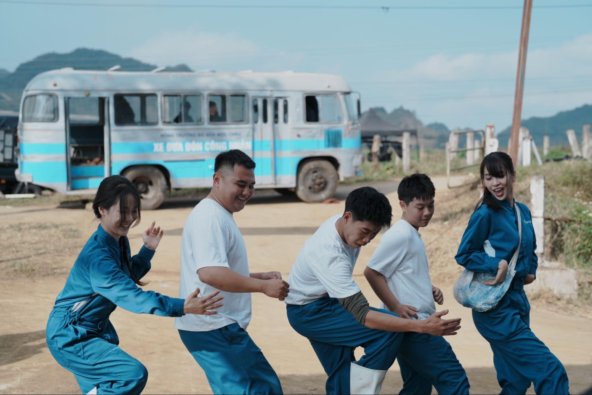 Sau hai phim trăm tỷ, Huy Tít gây bất ngờ với vai diễn “điên” nhất trong “Bò sữa bay”