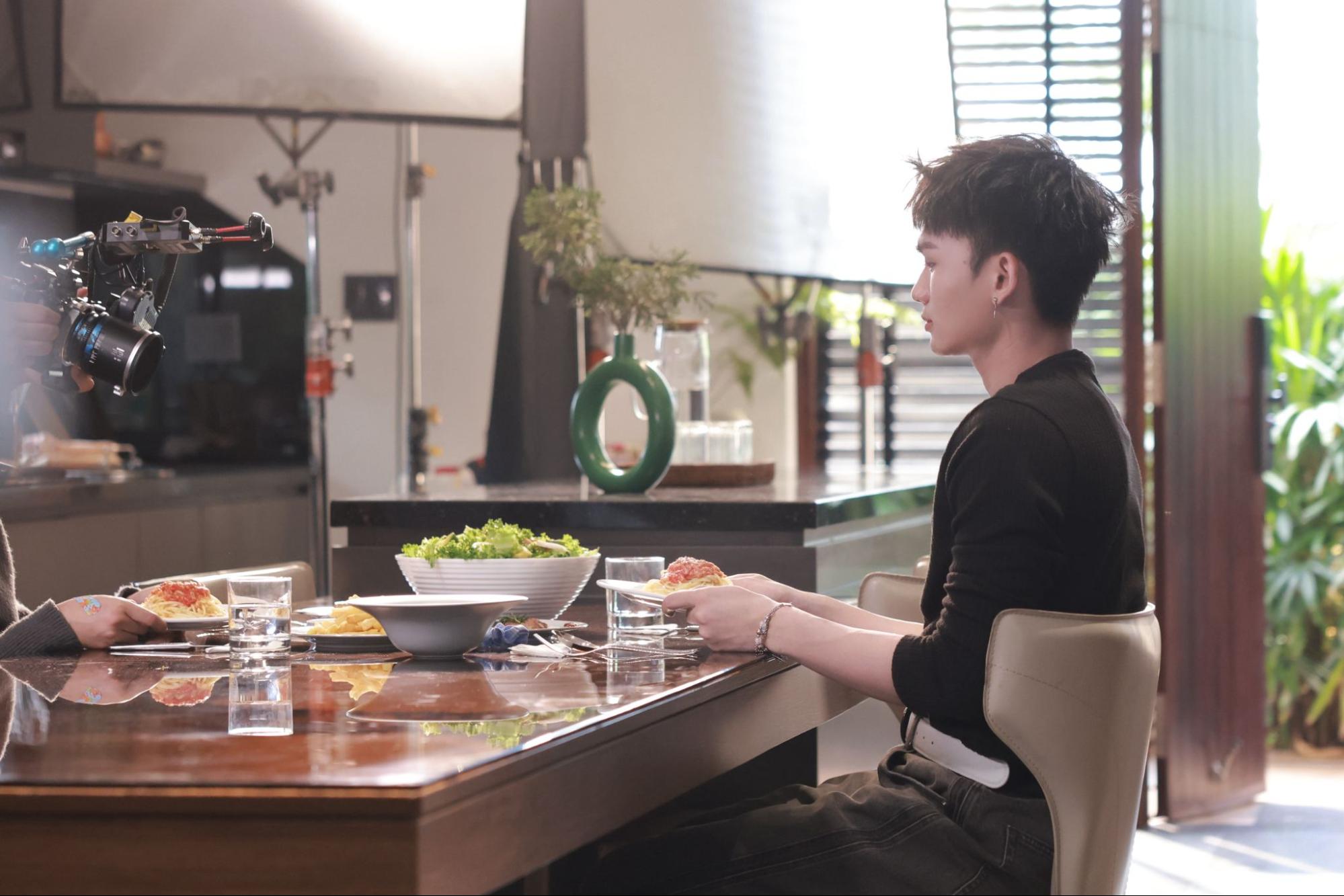 UPRIZE lần đầu trải nghiệm phim tương tác, diễn cảnh lãng mạn cùng cameraman